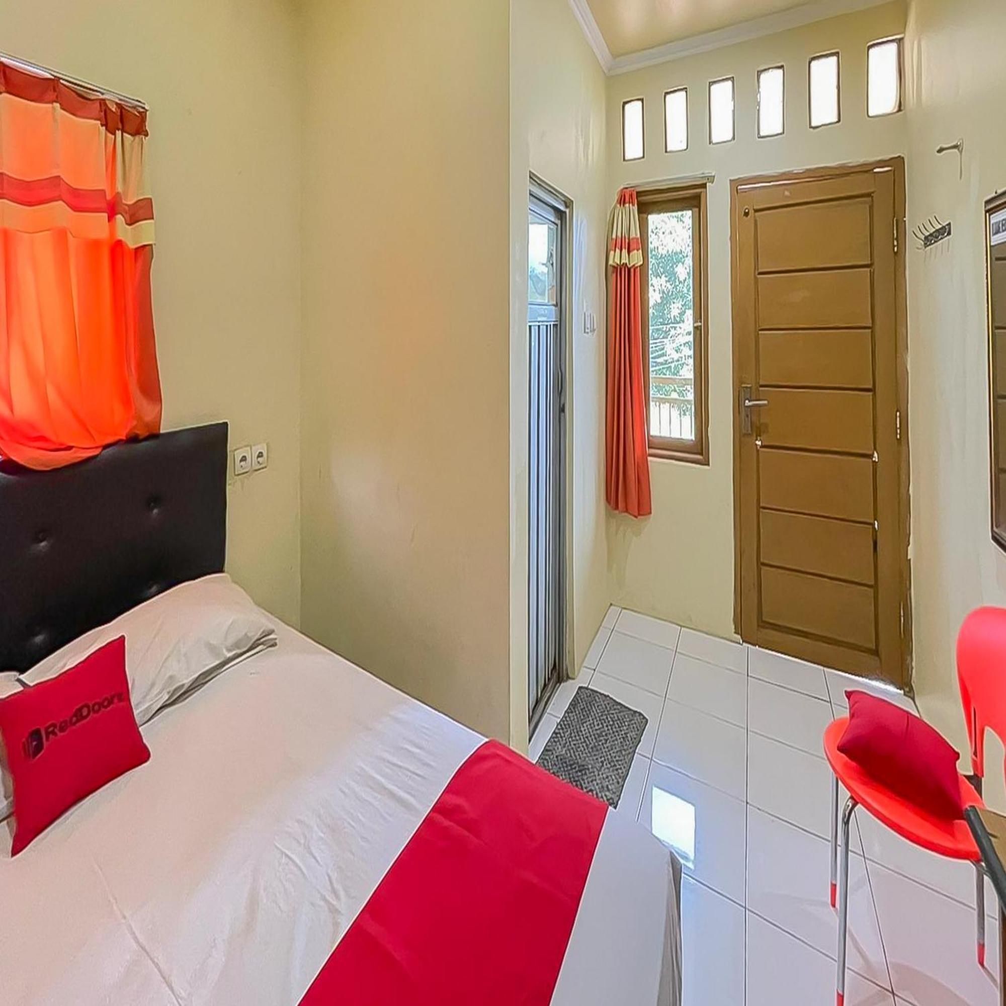 Hotel Reddoorz At Wahidin Street Cirebon Exteriér fotografie